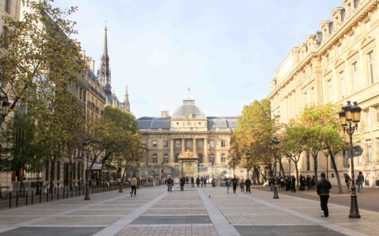 Photographie du Palais de Justice vu de la place Louis Lépine