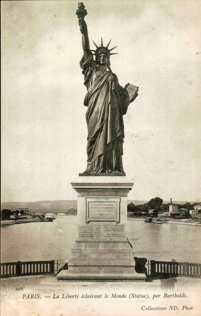 La Statue De La Liberte Plus Parisienne Que New Yorkaise Paris Ma Belle - how to make a statue of yourself in roblox studio